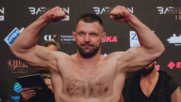 Szymon Kołecki prezentuje swoją muskulaturę podczas ważenia przed galą Babilon MMA