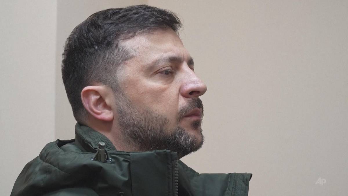 Prezydent Ukrainy Wołodymyr Zełenski, widziany z profilu.