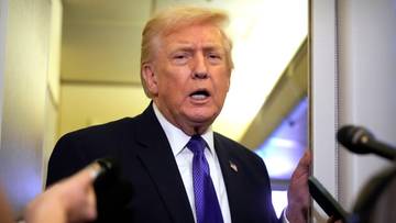 Prezydent USA Donald Trump m&oacute;wi do mikrofonu.