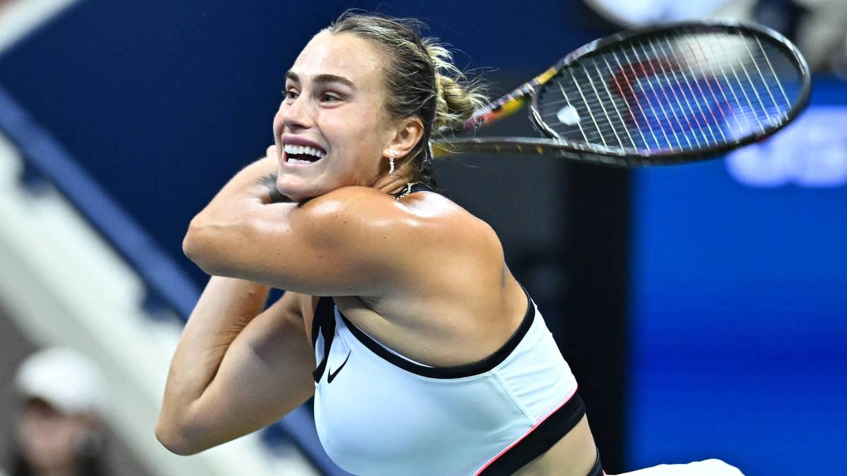 Aryna Sabalenka podczas meczu tenisowego, zdeterminowana i skoncentrowana na uderzeniu piłki.