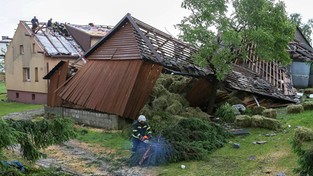 01.07.2022 06:01 Nawałnice nad Polską. 7 osób rannych, zerwane dachy, powalone drzewa, zalane ulice i budynki