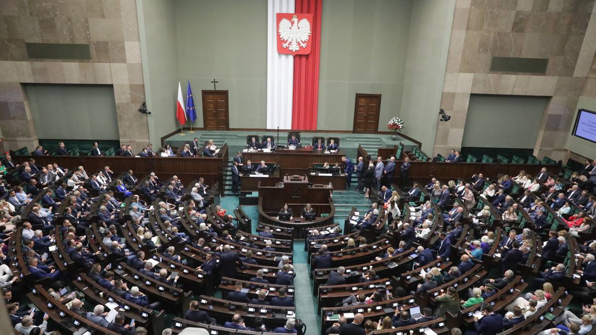 Dwie ustawy reformujące Trybunał Konstytucyjny przyjęte przez Sejm. To część pakietu zamian w TK