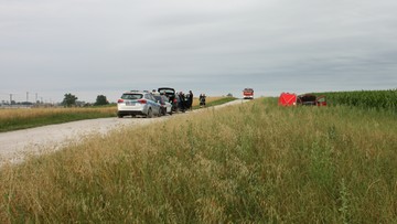 Auto porzucone na polu kukurydzy. Z martwym pasażerem w środku