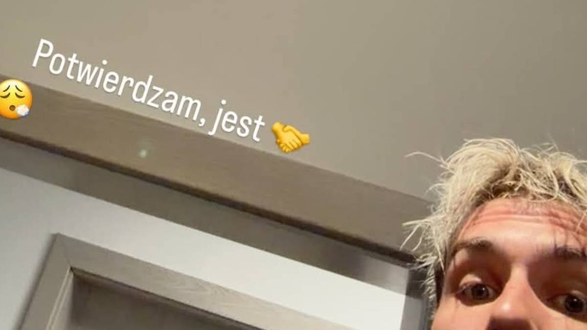 Zbliżenie na twarz mężczyzny z blond włosami i szeroko otwartymi oczami. Na g&oacute;rze obrazu tekst: "Potwierdzam, jest" wraz z emotikonami.