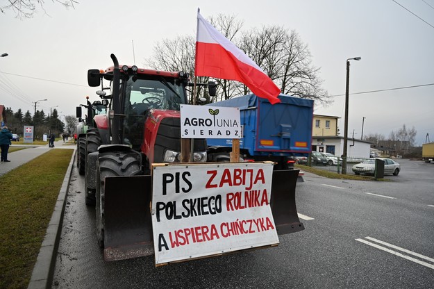 Rolnicy przygotowują się do blokady drogi w miejscowości Wróblew (woj. łódzkie)