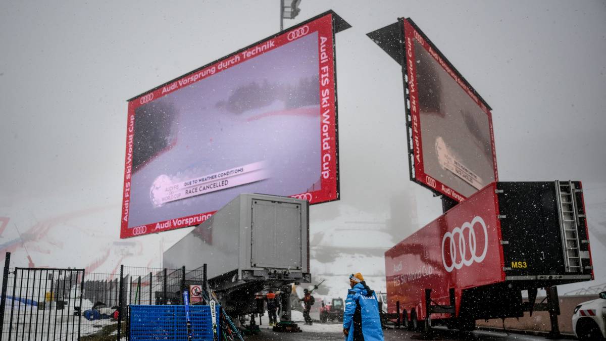 Duży ekran LED wyświetlający transmisję z zawod&oacute;w narciarskich Pucharu Świata, obok ciężar&oacute;wka z logo Audi.