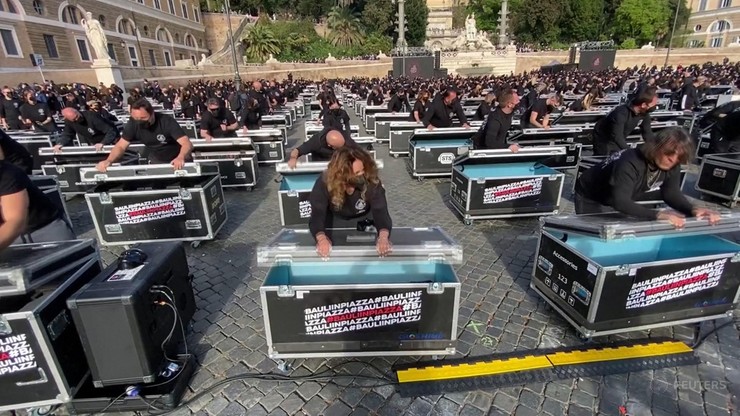 Włochy. Protest branży rozrywkowej. Uczestnicy uderzali klapami do skrzyń