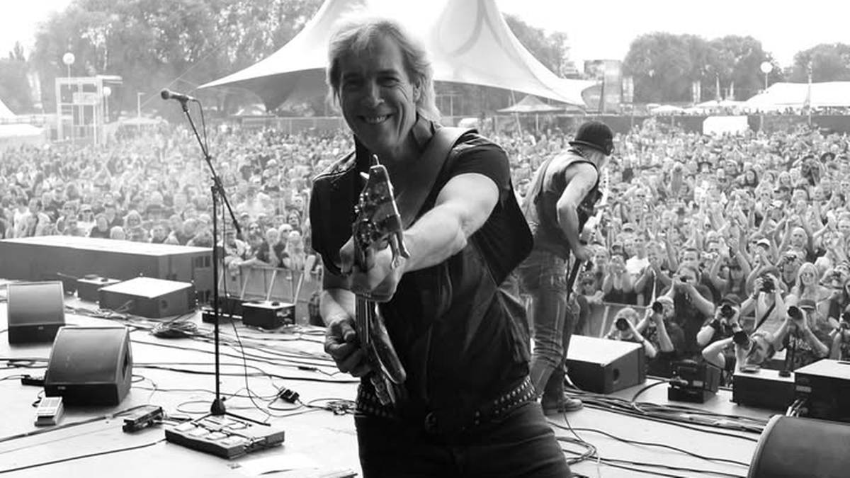 Francis Buchholz, były basista zespołu Scorpions, gra na gitarze na scenie podczas koncertu.