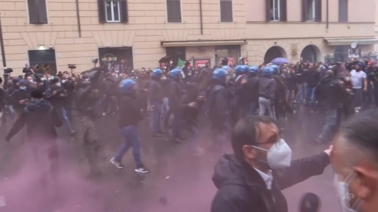 Protesty przedsiębiorców we Włoszech. Manifestanci próbowali wejść do budynku parlamentu