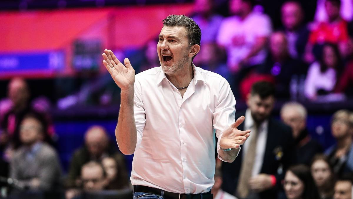 Trener siatk&oacute;wki Andrea Gardini z otwartymi dłońmi