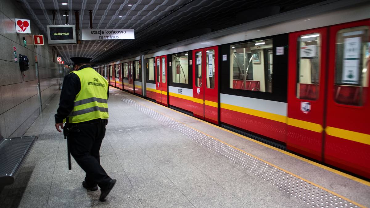 Znów awaria w warszawskim metrze. Wyłączonych kilka stacji. Maszynista wyczuł spaleniznę