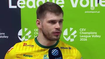 Portret siatkarza Bartosza Kwołka w ż&oacute;łtej koszulce, trzymającego mikrofon. W tle widnieje logo CEV Champions League.