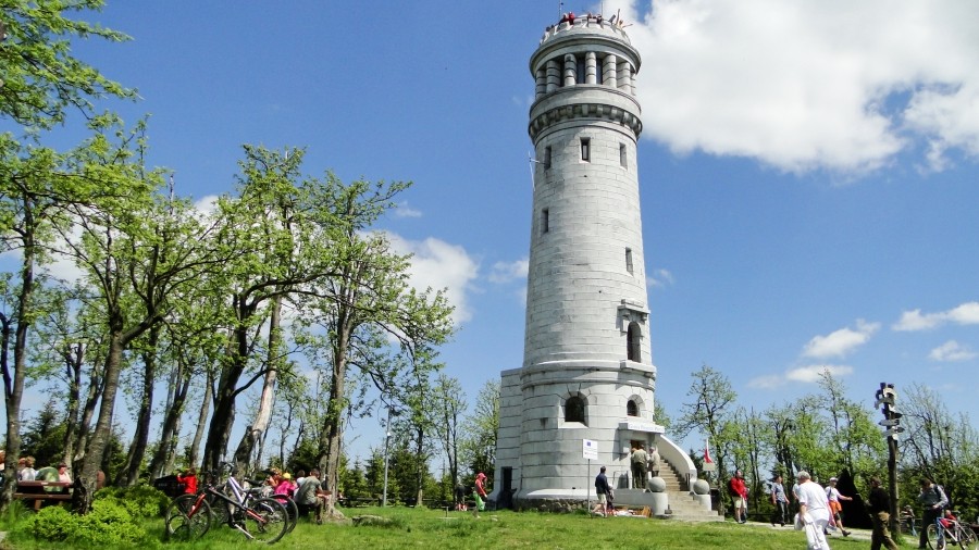 Wieża widokowa w kształcie latarni morskiej na szczycie Wielkiej Sowy. Fot. TwojaPogoda.pl