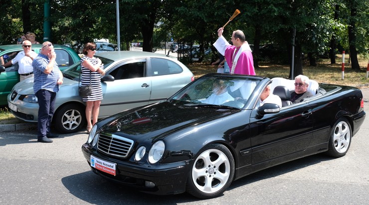 Biskup w kabriolecie święcił samochody. Przyjechali kierowcy z całego regionu