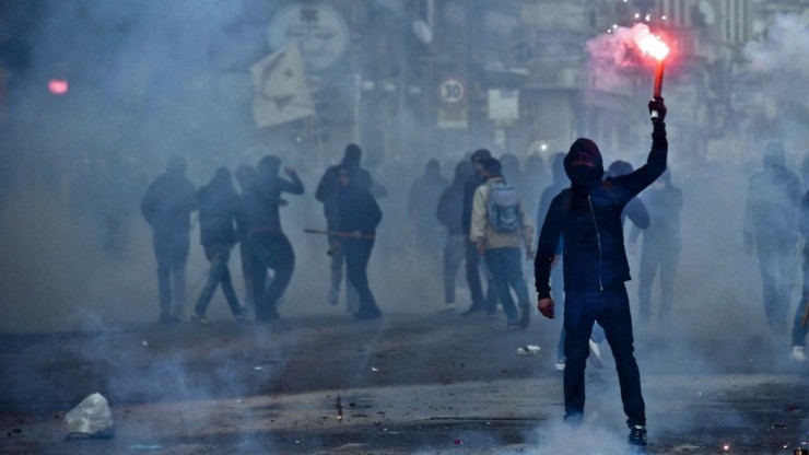 Zamieszki w Neapolu. "W centrum doszło do poważnych zniszczeń"