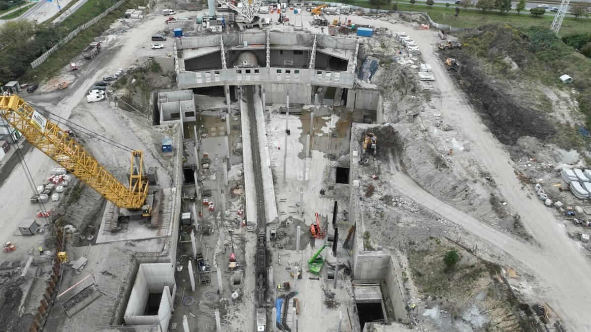 Łódź. Blindgängerexplosionen auf der Tunnelbaustelle. Räumung der Kirche, Umleitungen per Bahn