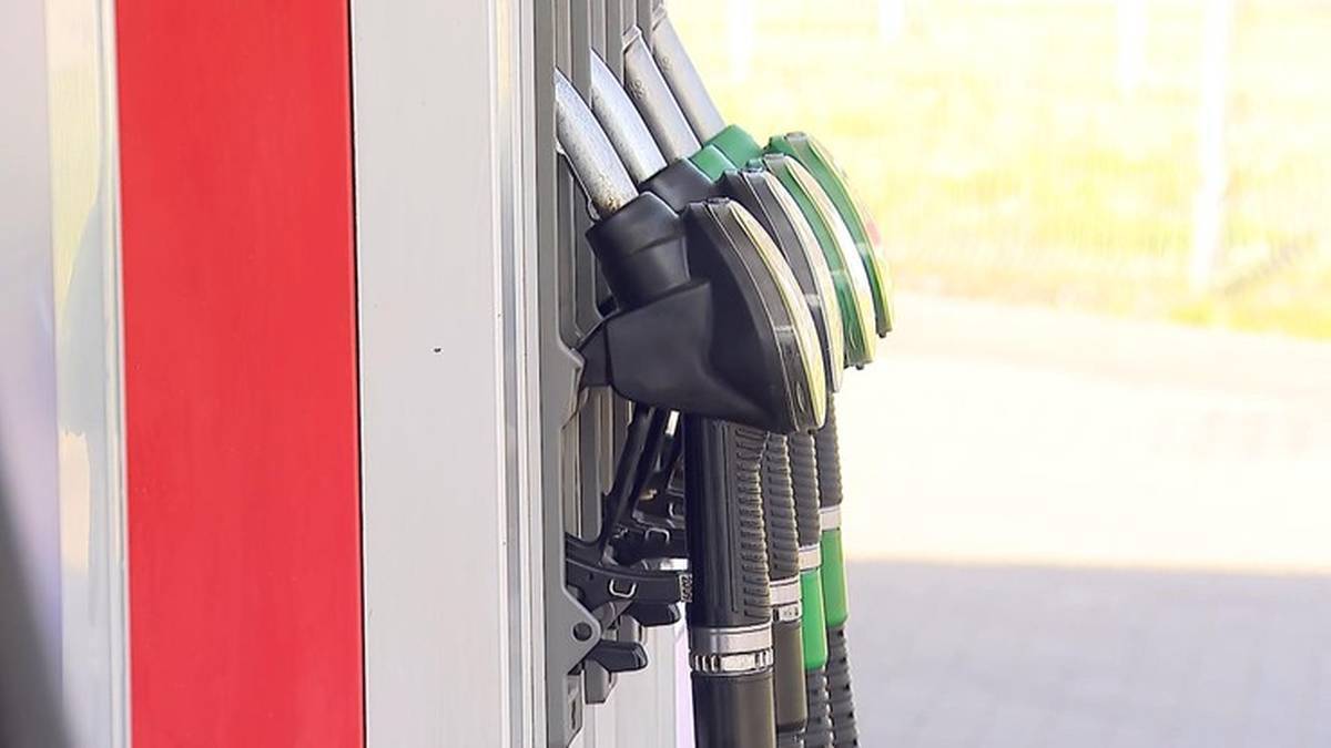 Pistolety do tankowania paliwa na stacji benzynowej.