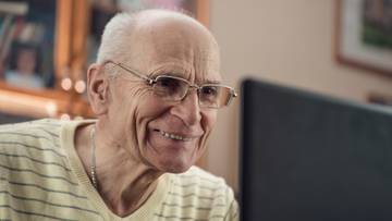 Seniorzy znaleźli nietypowe zastosowanie dla AI. Badanie CBOS mówi jasno