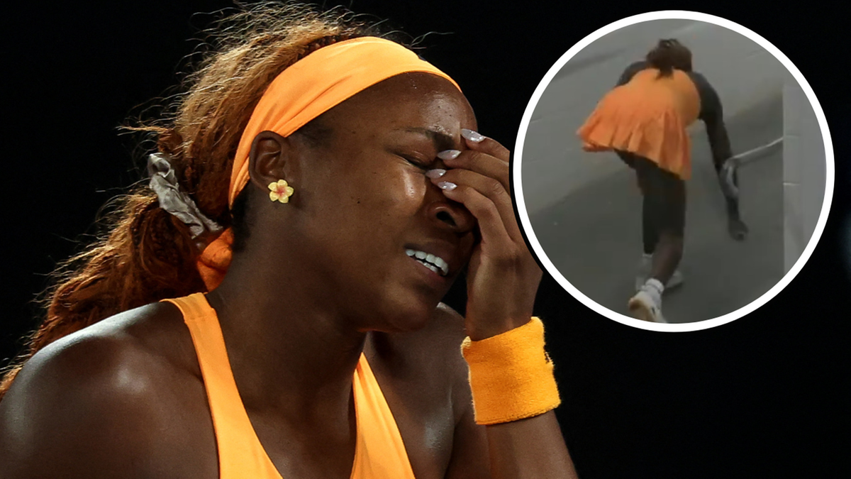 Serena Williams z wyrazem bólu na twarzy, w tle ujęcie z kortu tenisowego.