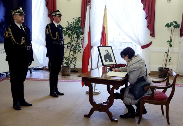 Księga kondolencyjna poświęcona pamięci Młynarskiego