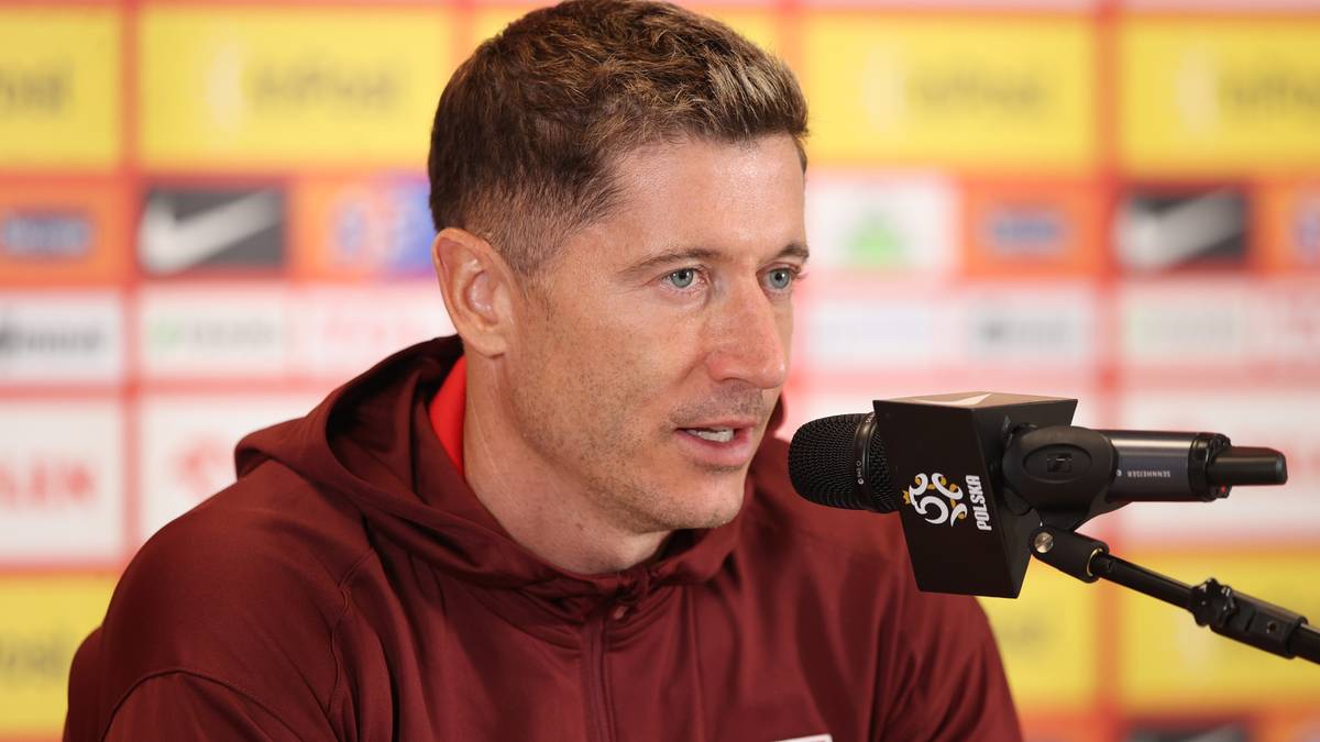 Robert Lewandowski podczas konferencji prasowej, przed meczem eliminacji Mistrzostw Świata.