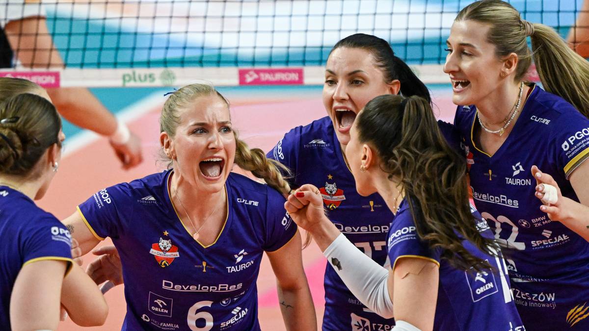 Grupa siatkarek w niebieskich strojach cieszy się z udanej akcji na boisku.