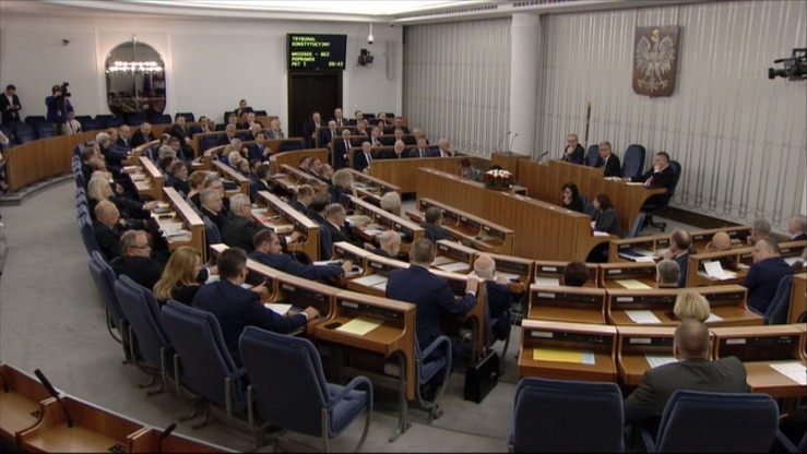 Senatorowie debatują nad ustawą wprowadzającą program 500+