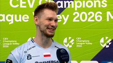 Uśmiechnięty siatkarz z blond włosami i zarostem, ubrany w niebieską koszulkę sportową, stoi przed zielonym tłem z logo CEV Champions League.