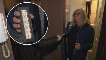 Kobieta pokazuje termometr z niską temperaturą, podczas gdy dziennikarz zadaje jej pytania.