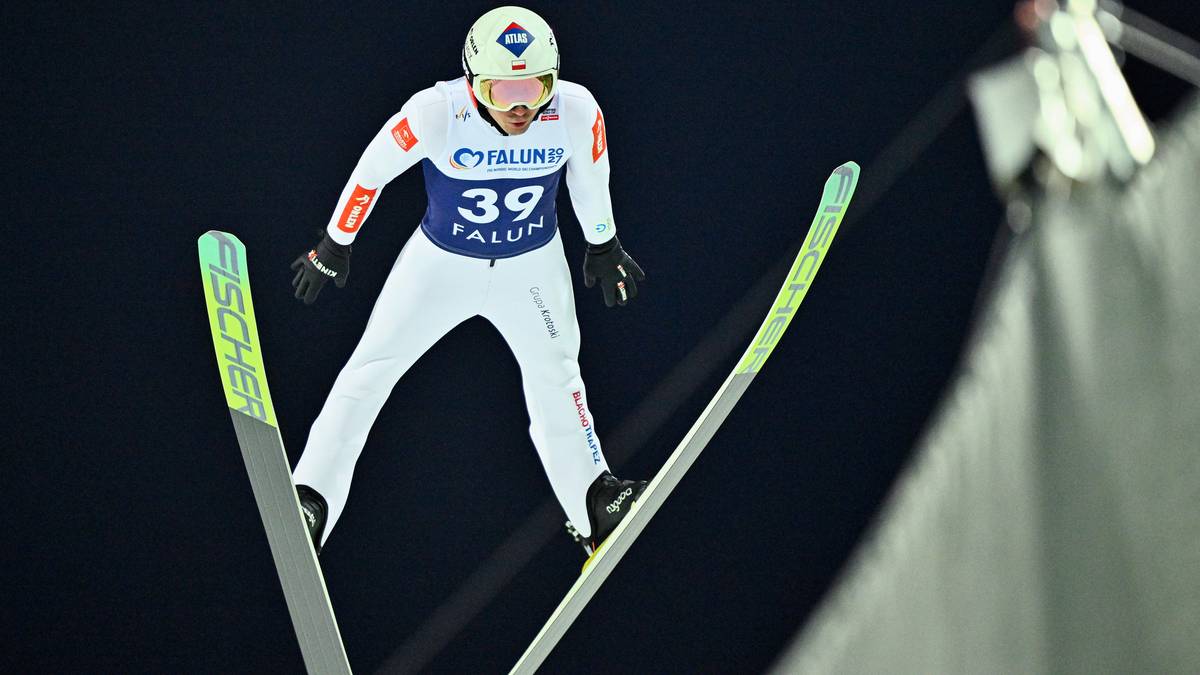 Skoczek narciarski w locie na nartach