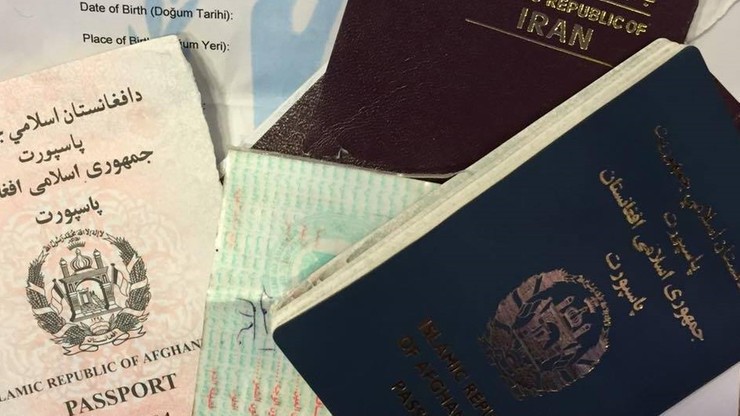Niszczą paszporty, aby ukryć tożsamość i kraj pochodzenia