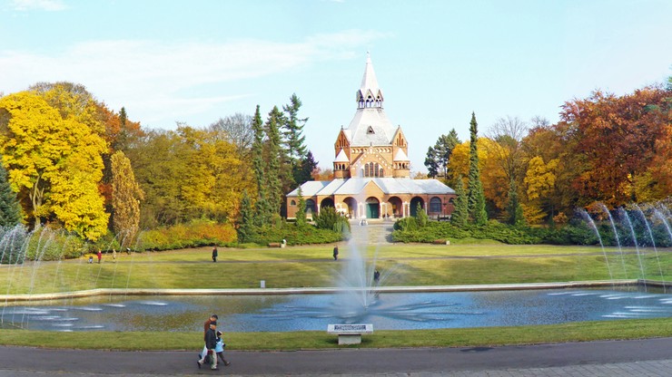 Jeziorko i fontanna na Cmentarzu Centralnym w Szczecinie. W oddali widoczna kaplica