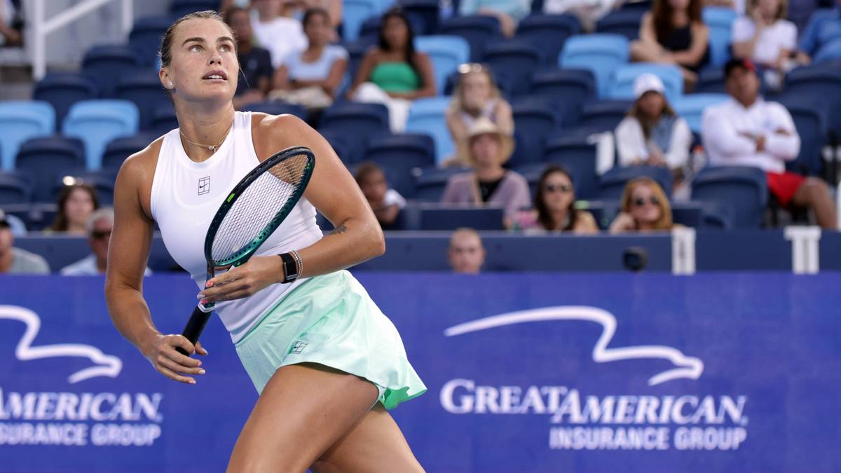 Tenisistka Aryna Sabalenka w akcji, przygotowuje się do uderzenia piłki podczas meczu.