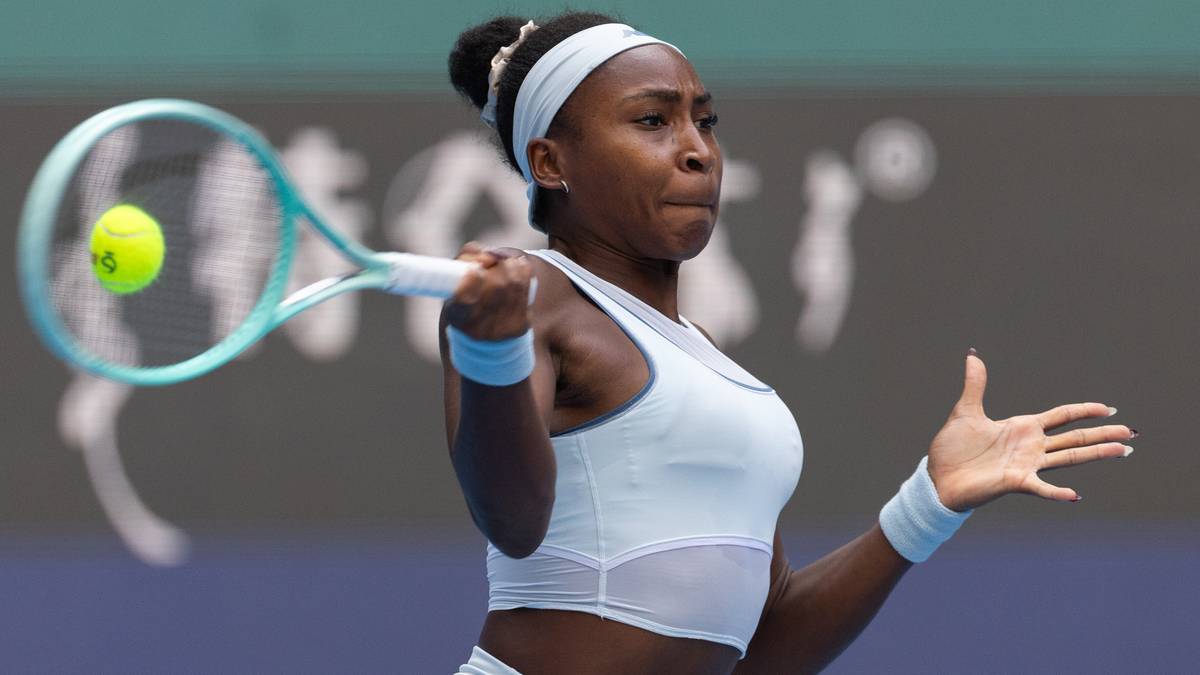 Młoda kobieta grająca w tenisa, wykonująca uderzenie forhendowe. Trzyma rakietę i celuje piłką.