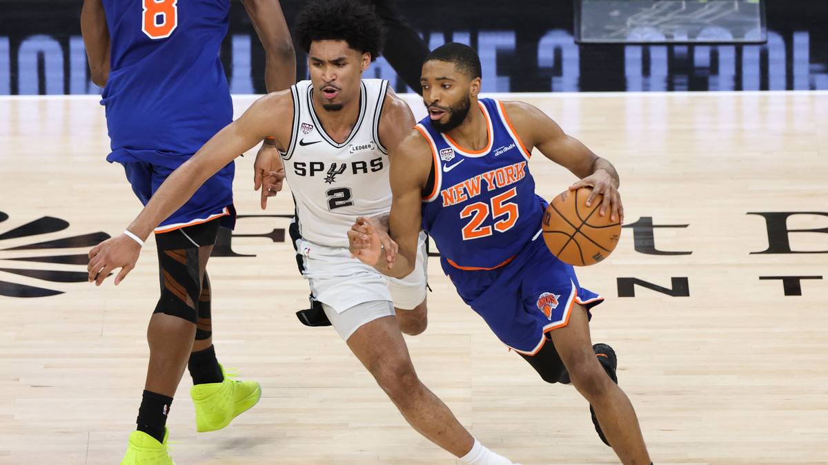 Dw&oacute;ch koszykarzy w akcji, jeden w stroju Spurs, drugi w stroju Knicks.