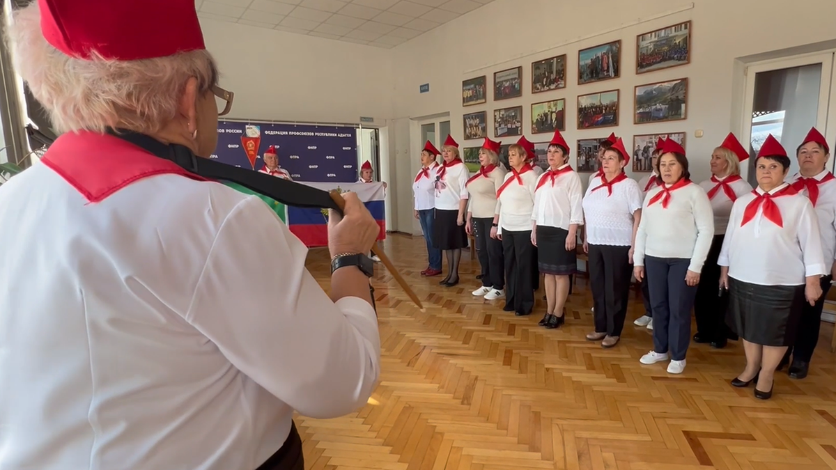 Rosja: Obóz dla "Pionierów" w stylu Związku Radzieckiego. W programie pieśni i musztra