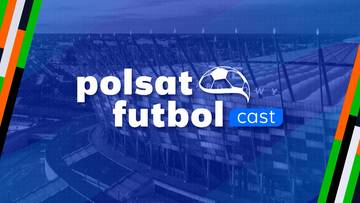 Logo Polsat Futbol Cast na tle stadionu piłkarskiego, z elementami graficznymi nawiązującymi do barw narodowych Polski.