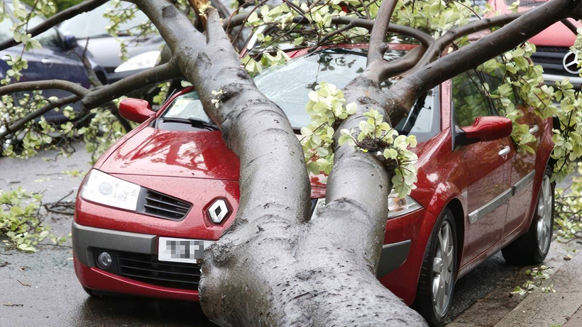 Nawałnica pędzi na Polskę. W tych regionach przeparkuj samochód