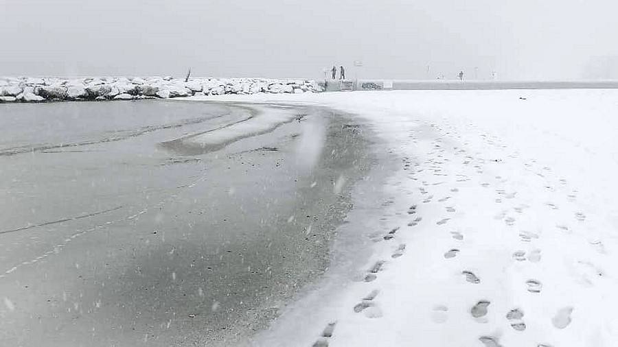 Śnieg na plaży we włoskim Rimini. Fot. Instagram / @gio_cat63.