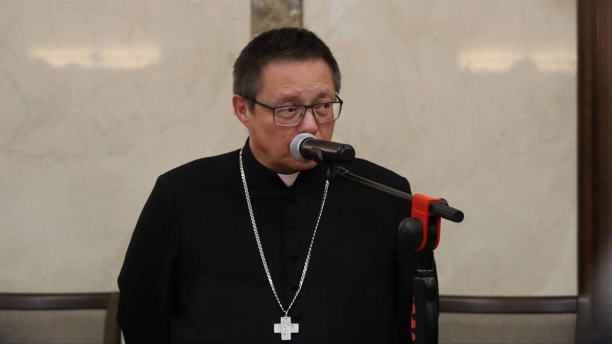 Kardynał Grzegorz Ryś przemawia przy mikrofonie.