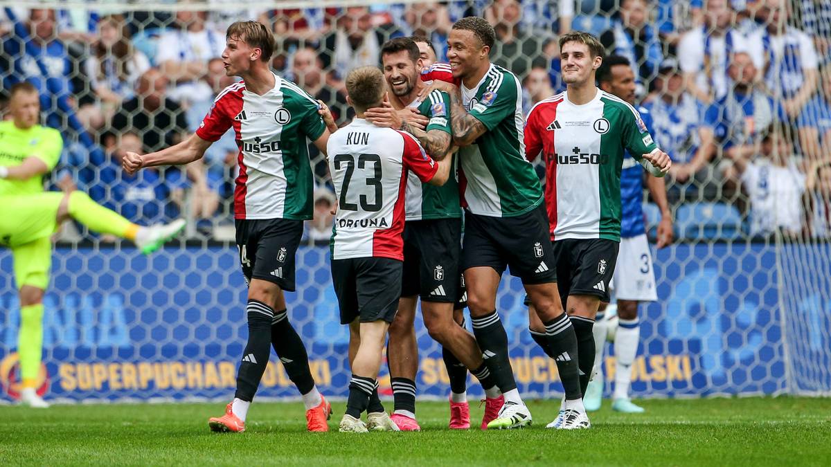 Piłkarze Legii Warszawa świętują razem na boisku.