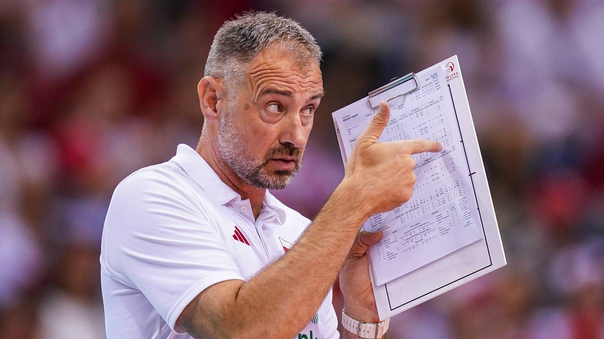 Trener Nikola Grbić wskazuje na notatki na tablicy taktycznej.