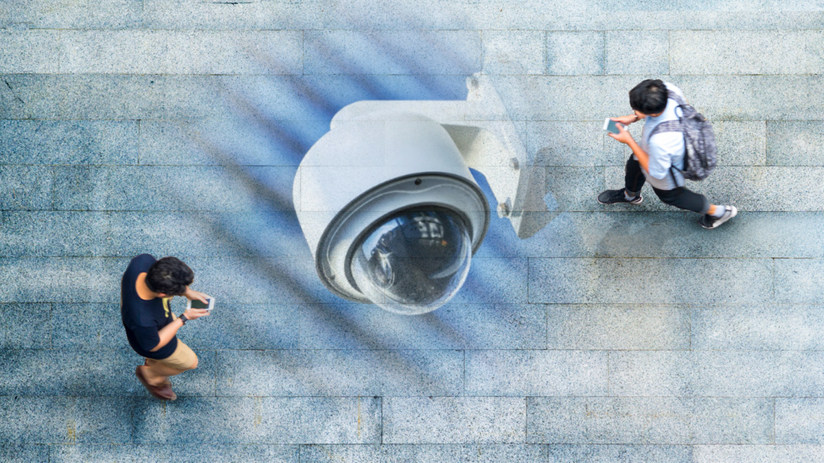 Kamera monitoringu z dwoma osobami w pobliżu