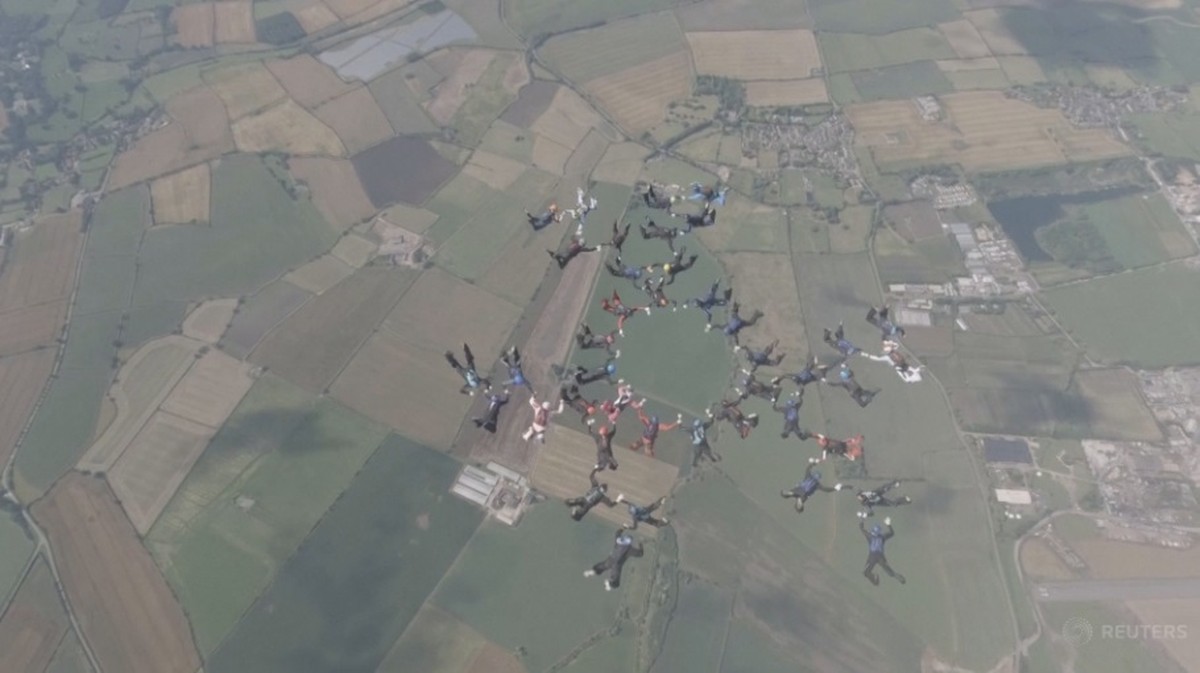 Wielka Brytania: Rekord skoczków spadochronowym. 41 osób w powietrzu
