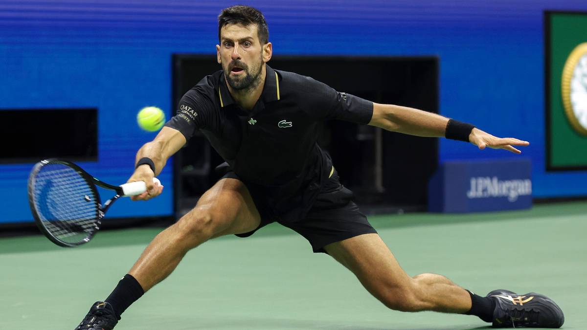 Novak Djoković podczas meczu tenisowego, wykonujący uderzenie forhendowe.