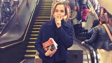 Emma Watson podrzuciła książki w londyńskim metrze