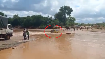 Silny nurt porwał autobus pod wodę. Są ofiary