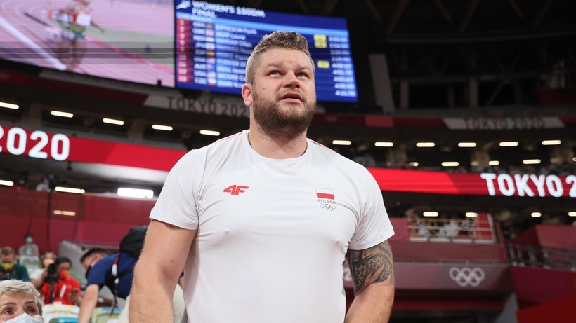 Paweł Fajdek „konsumuje” medal olimpijski