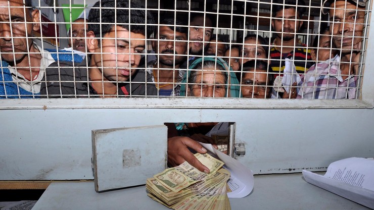 Indie: wielkie kolejki przed bankami. Tysiące policjantów wezwanych na pomoc