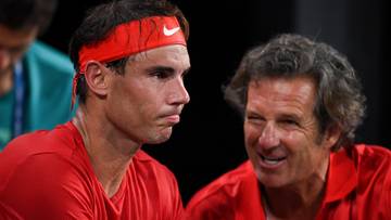 Rafael Nadal i Francisco Roig rozmawiają ze sobą.